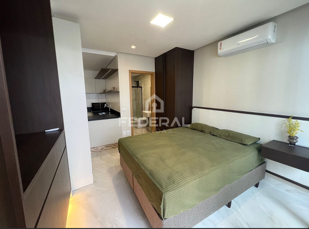 Suíte com cama, ar-condicionado e armário planejado