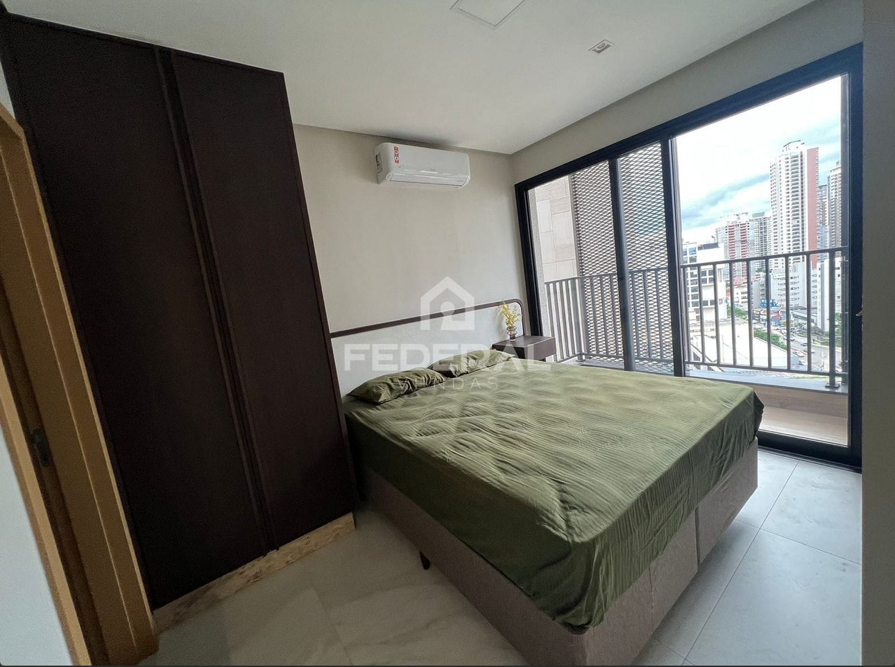 Suíte mobiliada com varanda e vista da cidade