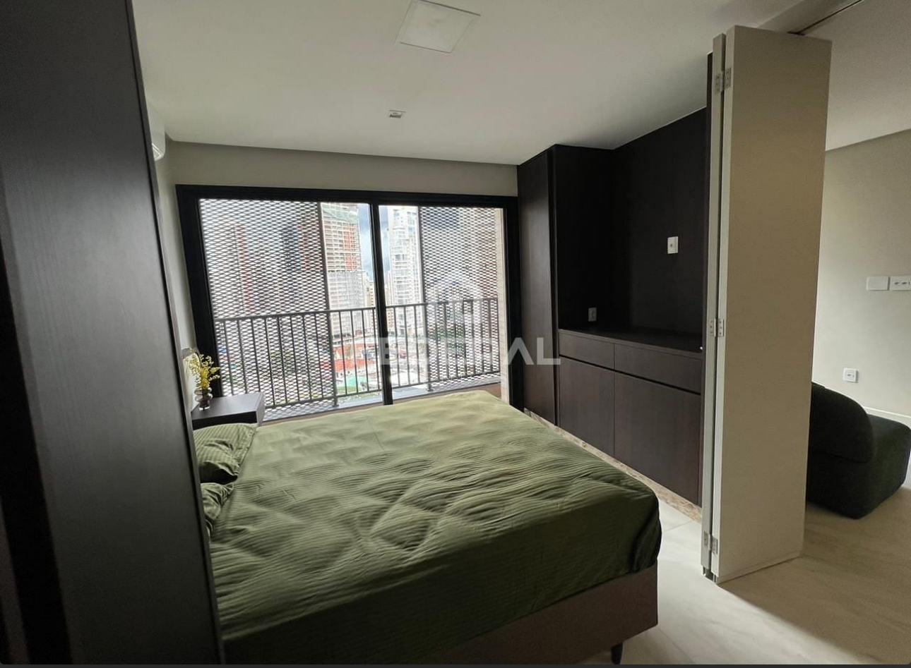 Suite com painel de TV e vista para varanda