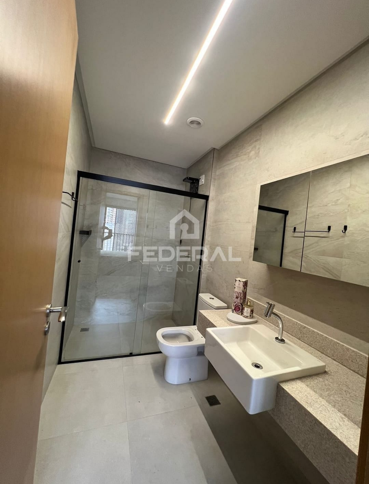 Banheiro moderno com box e acabamento em porcelanato